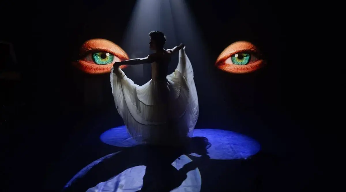 «Éter» lleva danza, música y proyecciones al Auditorio de Marchena
