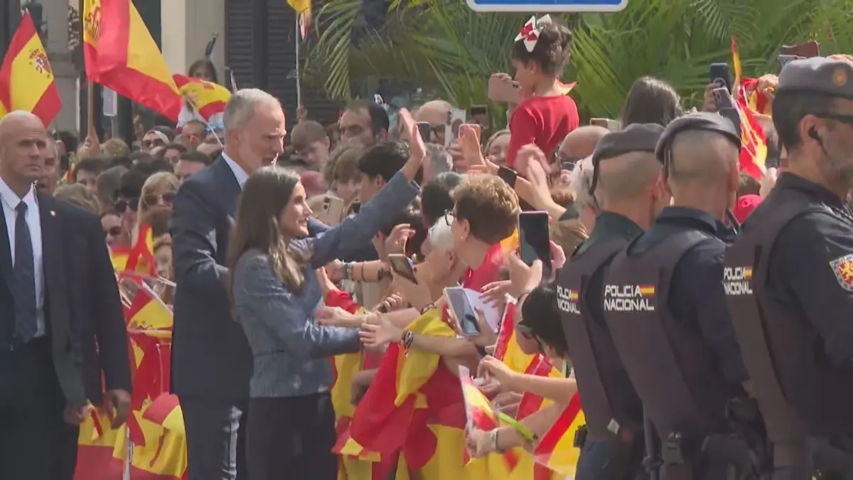 Felipe VI y Letizia llegan a Ceuta entre muestras de bienvenida