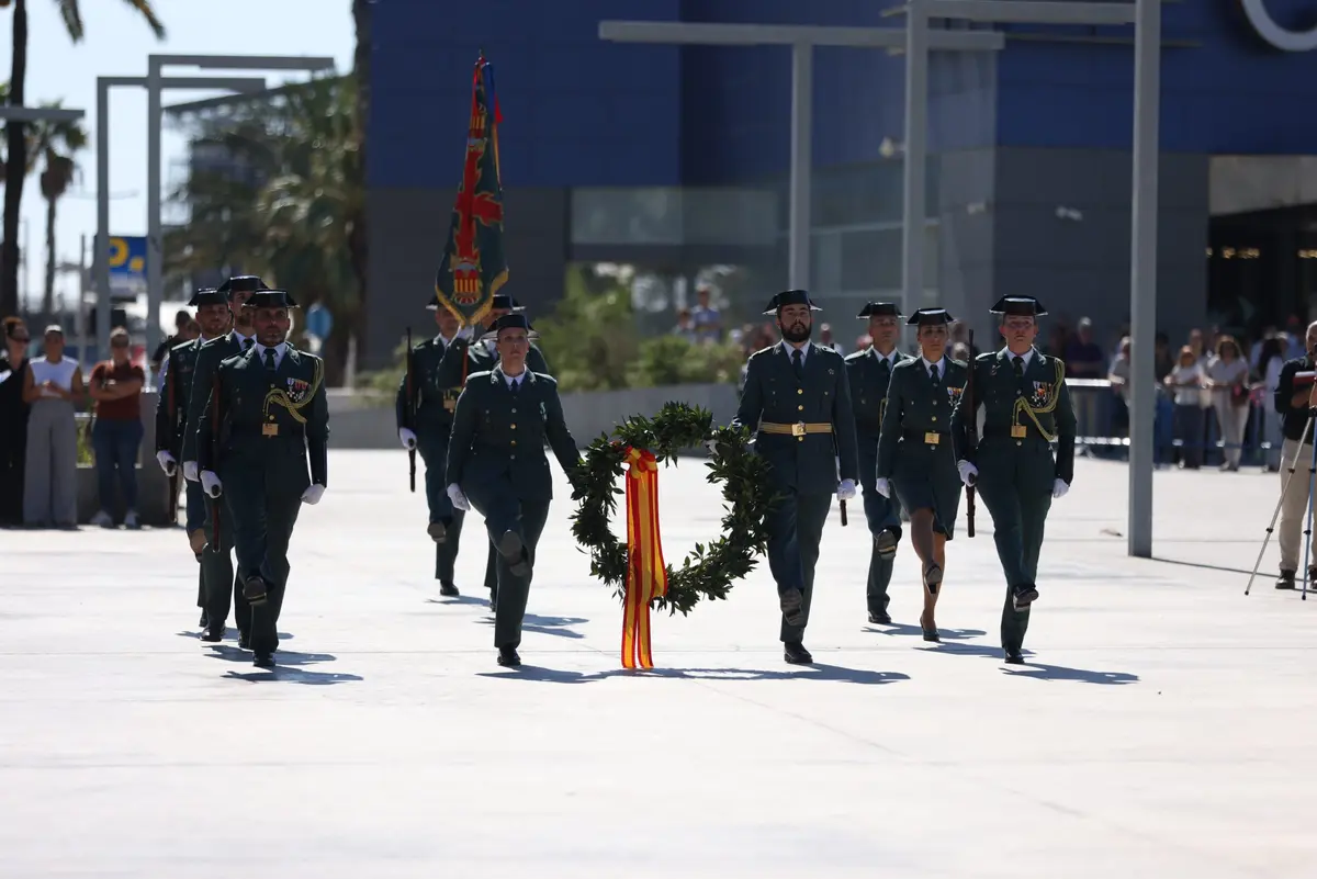 La Guardia Civil honra a la Virgen del Pilar en el puerto de Alicante