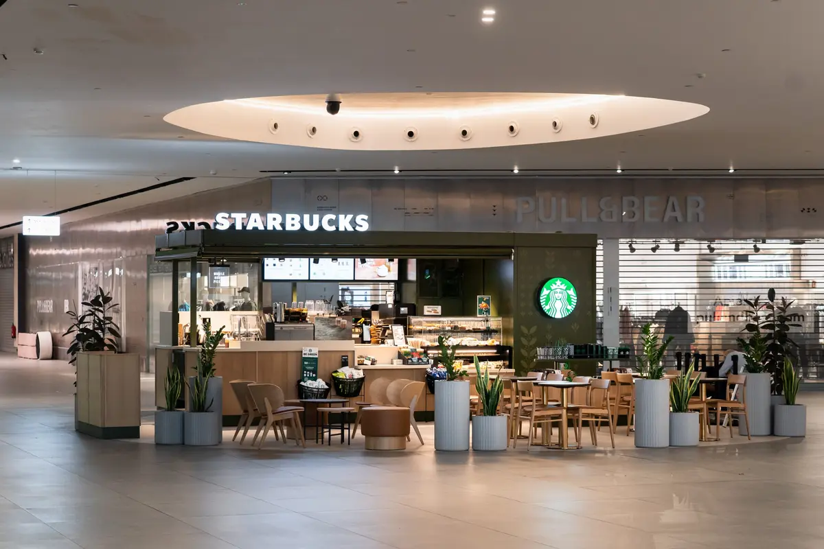 Jaén Plaza incorpora el primer kiosco de Starbucks de la ciudad