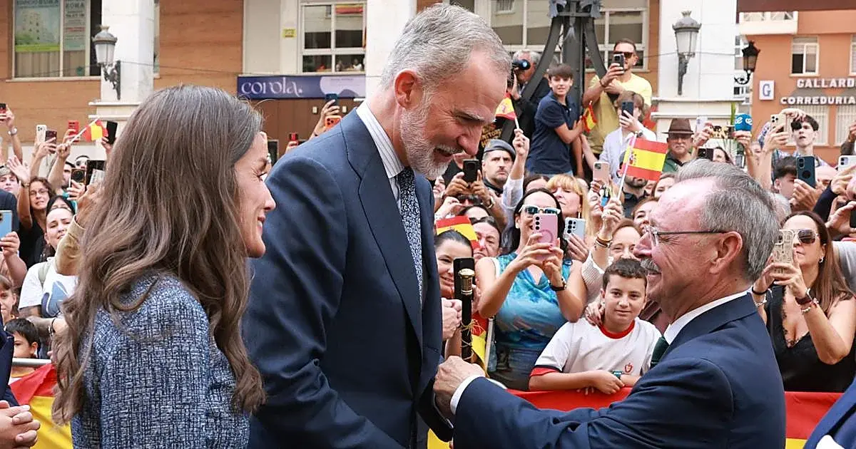 El aleo, símbolo de la tradición ceutí, llega a manos del rey Felipe