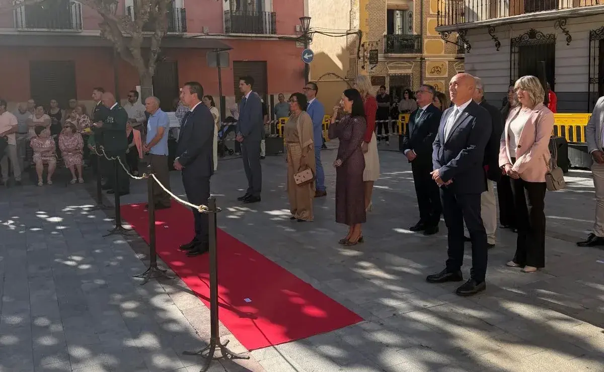 La plaza del Ayuntamiento de Mula acoge el homenaje del 12 de octubre