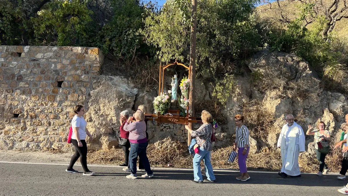 Misa y procesión reúnen a vecinos en Picardías por el Pilar