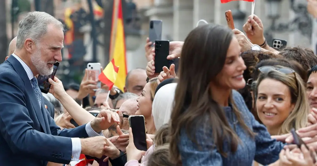 Ceuta recibe a Felipe VI y Letizia con una multitud en la Gran Vía