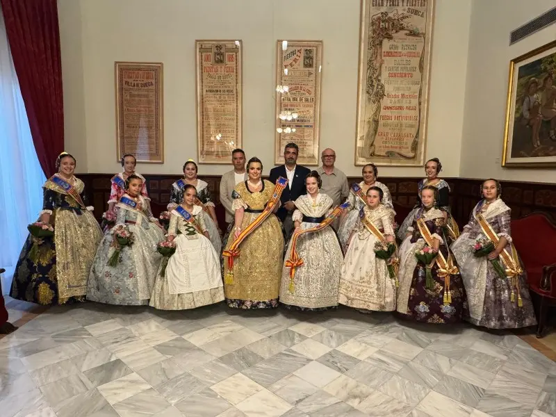 Sueca entrega las bandas a sus representantes falleras de 2027
