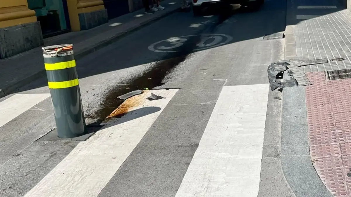Un nuevo choque con la pilona del carrer Doctor Robert deja daños en un coche