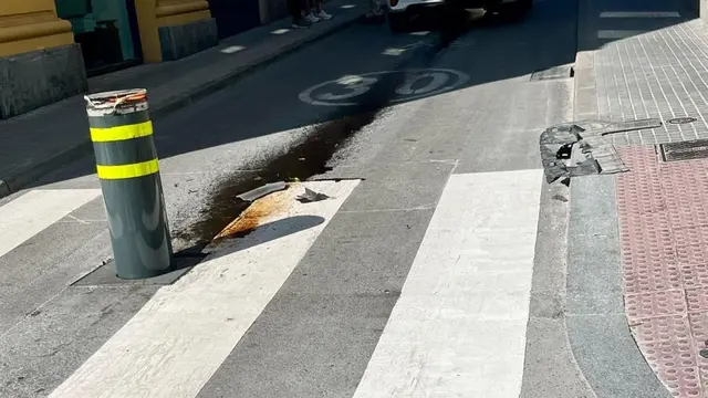 Un nuevo choque con la pilona del carrer Doctor Robert deja daños en un coche