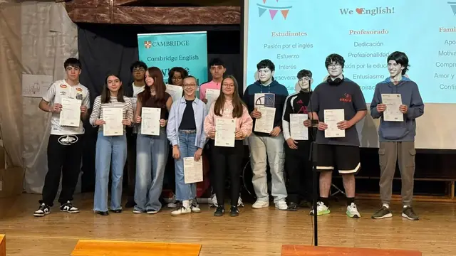 Los alumnos de inglés de Los Sauces reciben sus diplomas de Cambridge