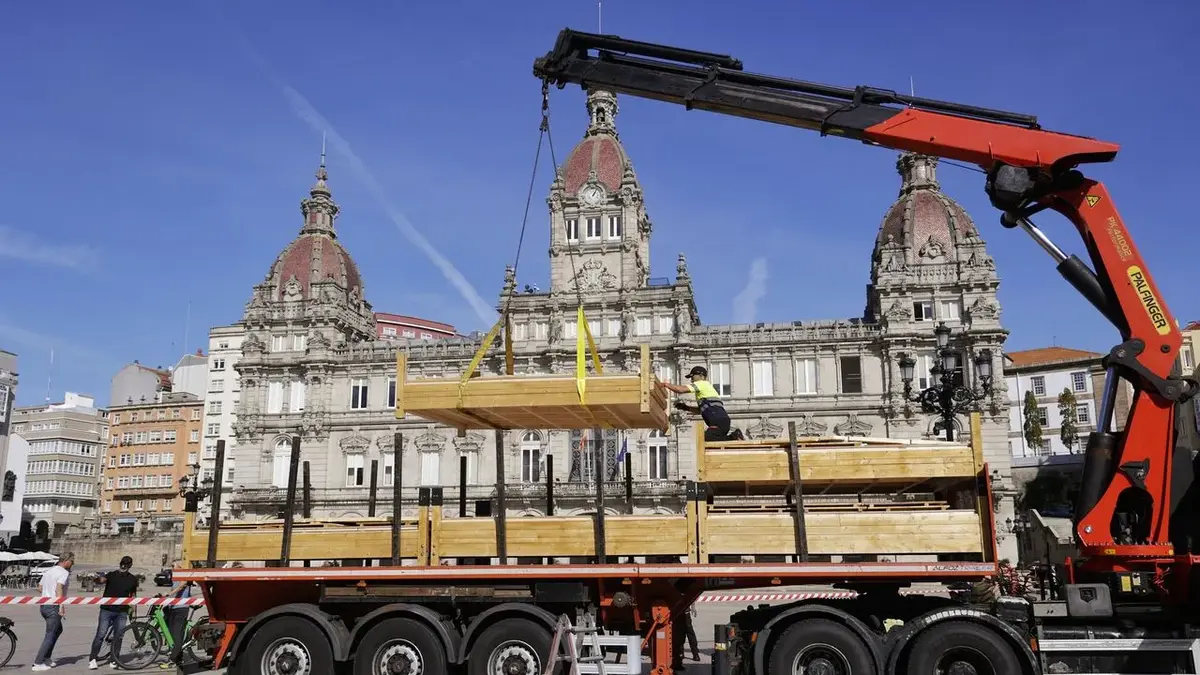 Las primeras casetas navideñas empiezan a instalarse en María Pita