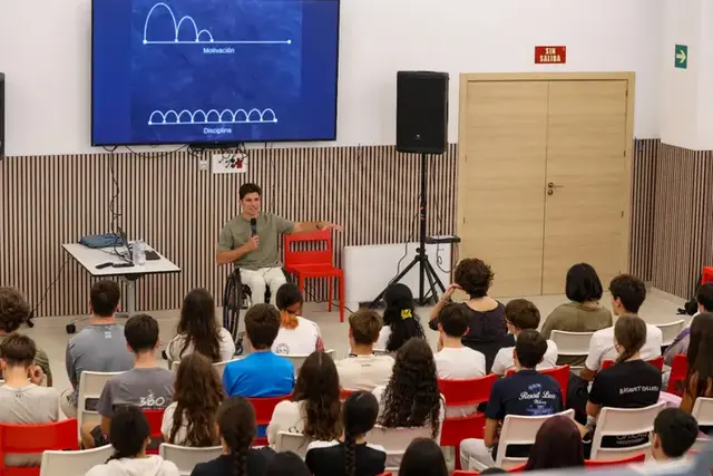 Carlos Tatay comparte con estudiantes de Cullera su experiencia de superación