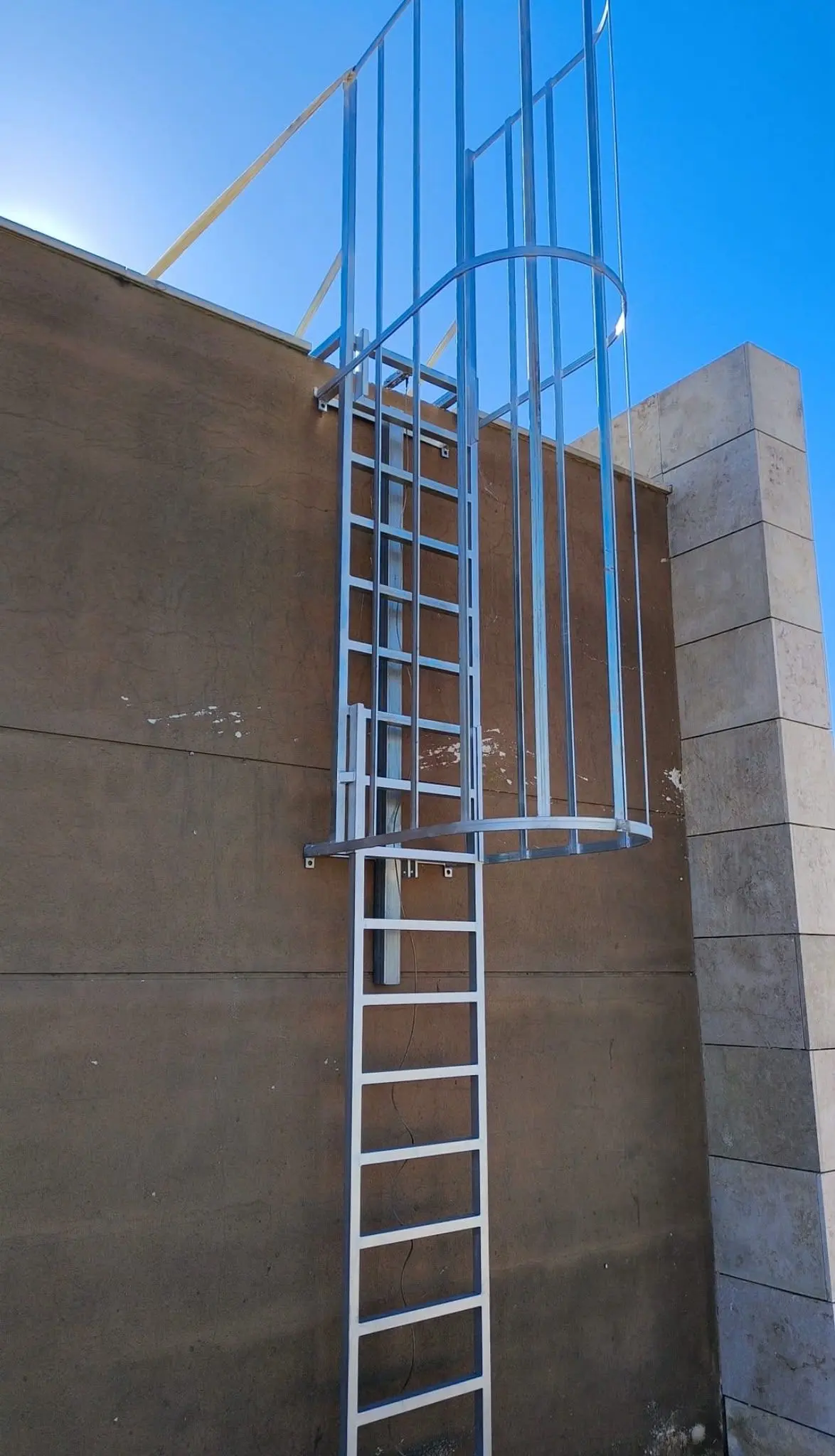 Nueva escalera de seguridad en la Ciutat Esportiva de Vinaròs