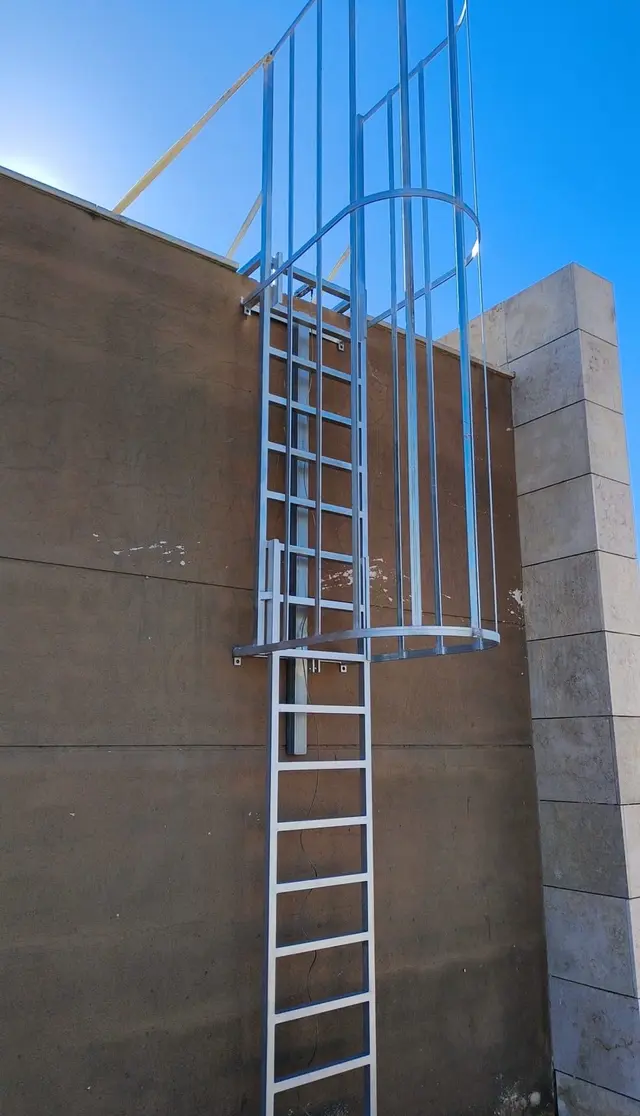 Nueva escalera de seguridad en la Ciutat Esportiva de Vinaròs