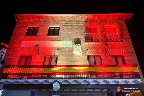 Yunquera ilumina su edificio municipal por el Día de la Hispanidad