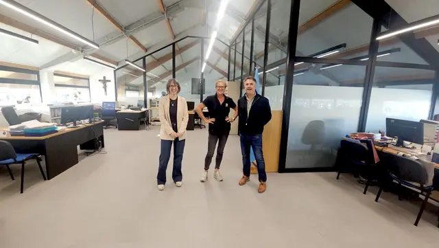 La lonja de Baiona recibe una visita para conocer su actividad pesquera