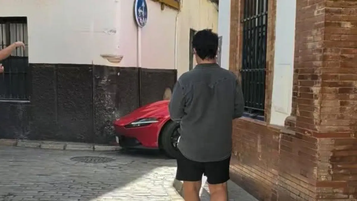 Un deportivo Ferrari queda encajado en las calles estrechas del centro histórico sevillano