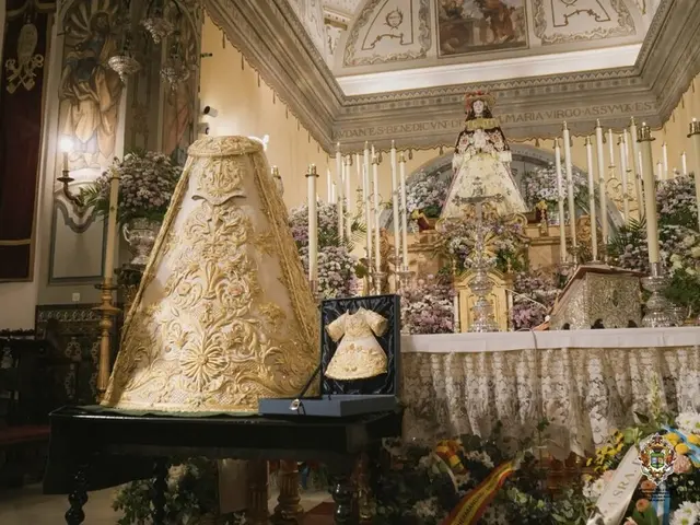 Almonte bendice un nuevo traje donado para la Virgen del Rocío