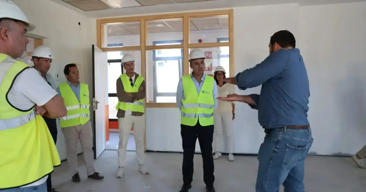 Vera vuelve a las obras del colegio Sa Fontassa ante el retraso acumulado