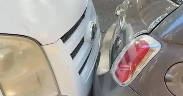 Un vídeo en la Rambla de Palma muestra coches maniobrando con apenas espacio