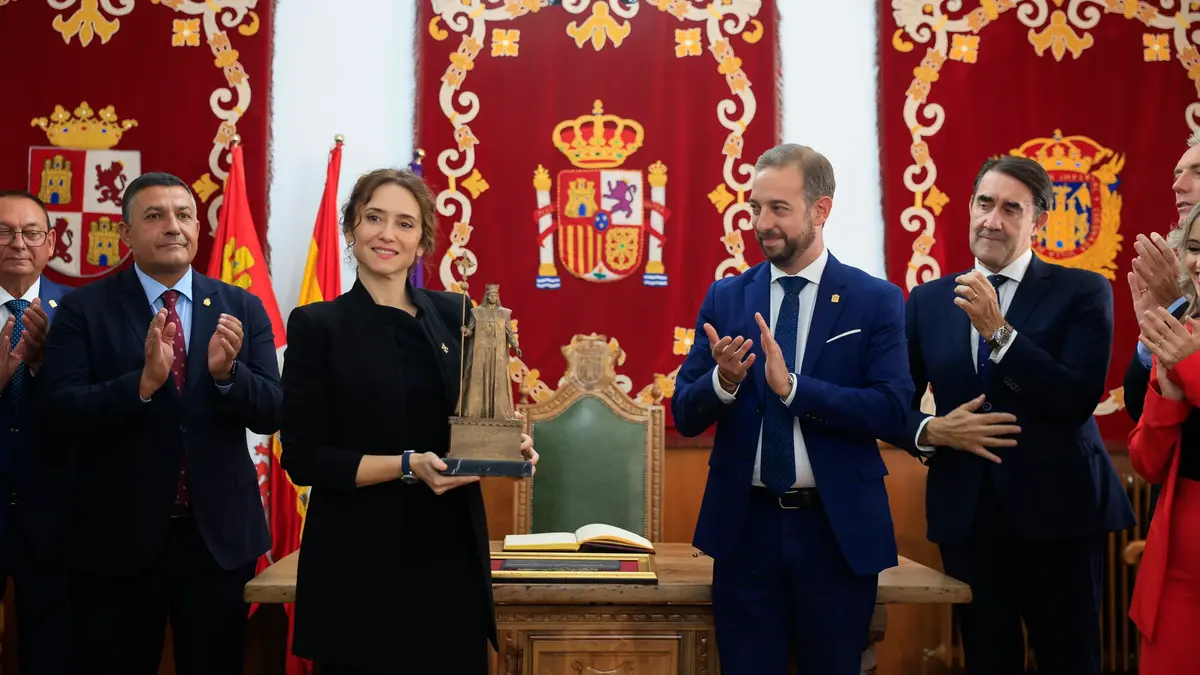Madrigal distingue a Ayuso con la Llave de Honor