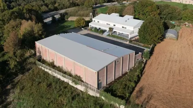 El pabellón de Samos estrena cubierta tras las filtraciones
