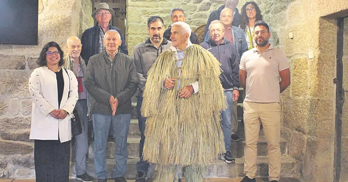 Paco do Toxal recupera en Porqueira el saber de la coroza tradicional