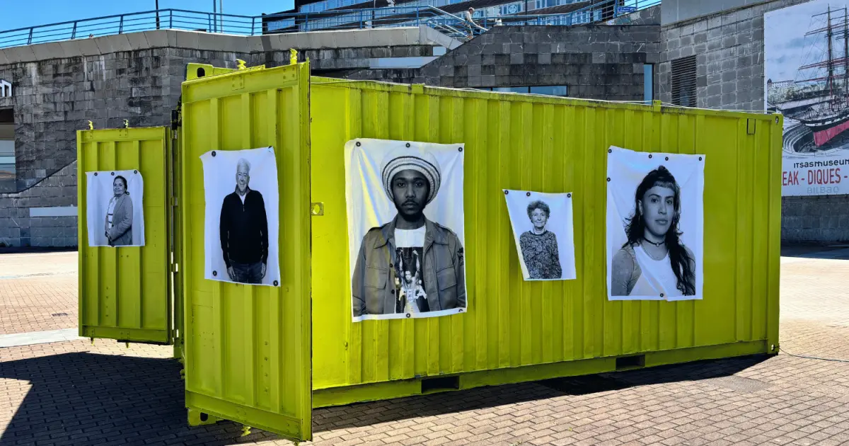 Un museo itinerante acerca relatos migratorios a la plaza del Canòdrom