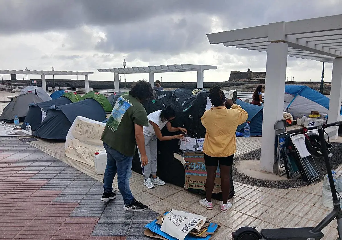 La movilización por la vivienda digna retira su campamento en Arrecife