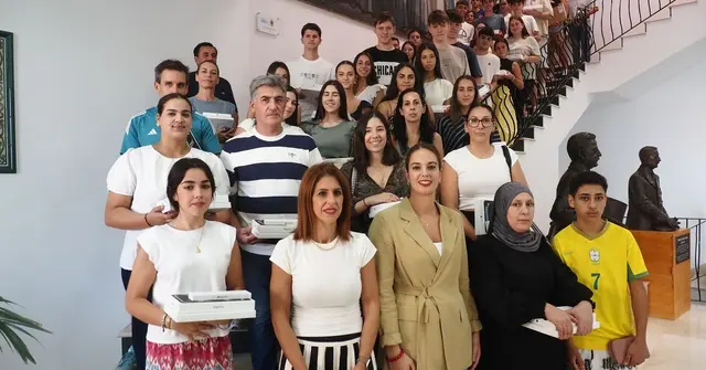 Palos distribuye dispositivos digitales entre estudiantes de distintos niveles