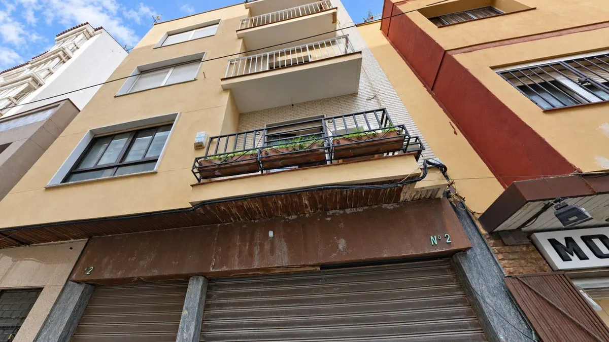 Dos plantas de un edificio de la calle Tarifa salen a subasta en Algeciras