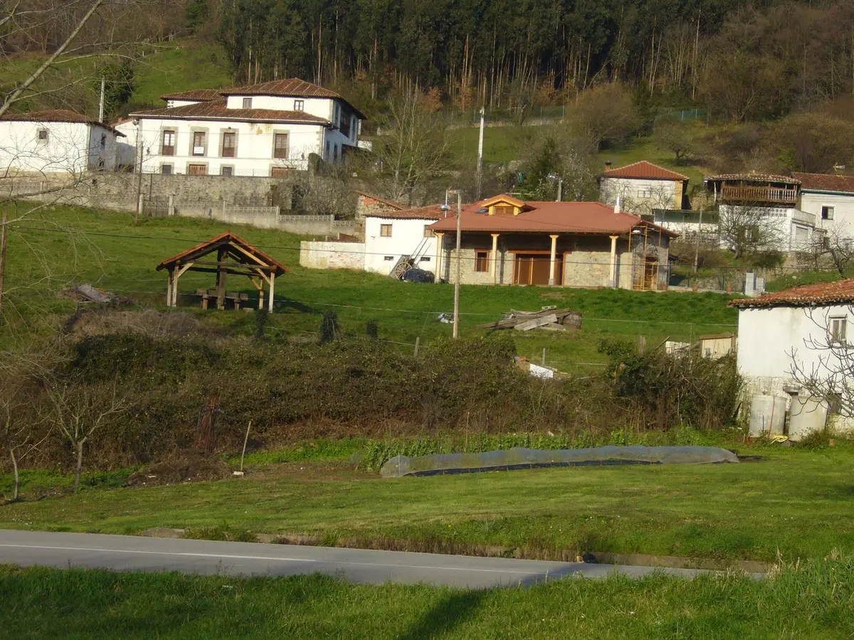 Candamo saca a licitación la mejora del camino a Cuero por 115.000 euros