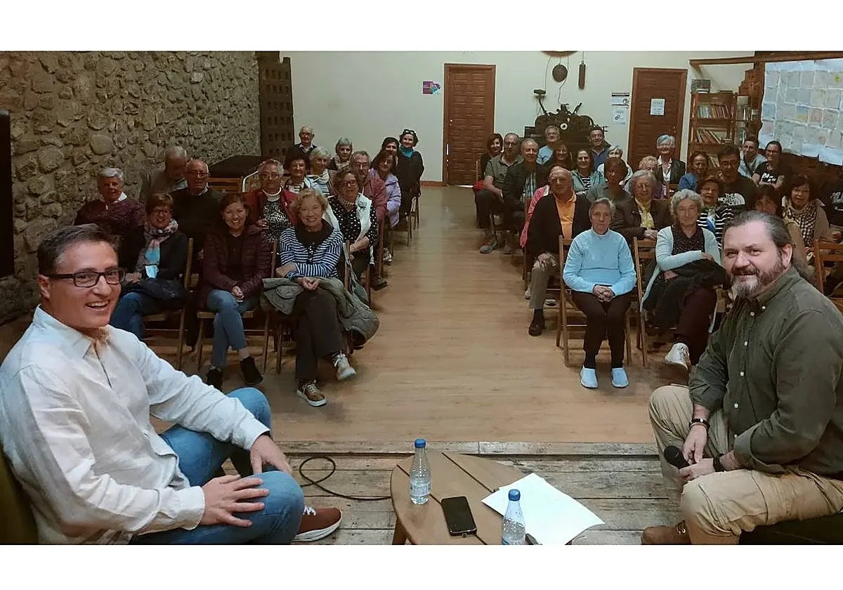 Una charla sobre salud cerebral y vida rural reúne a vecinos en San Martín del Castañar