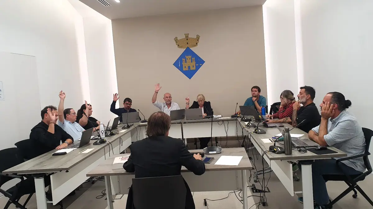Olèrdola aprueba las ordenanzas fiscales y adjudica la cubierta de la pista de Sant Pere