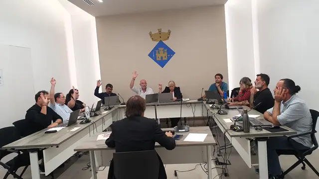 Olèrdola aprueba las ordenanzas fiscales y adjudica la cubierta de la pista de Sant Pere
