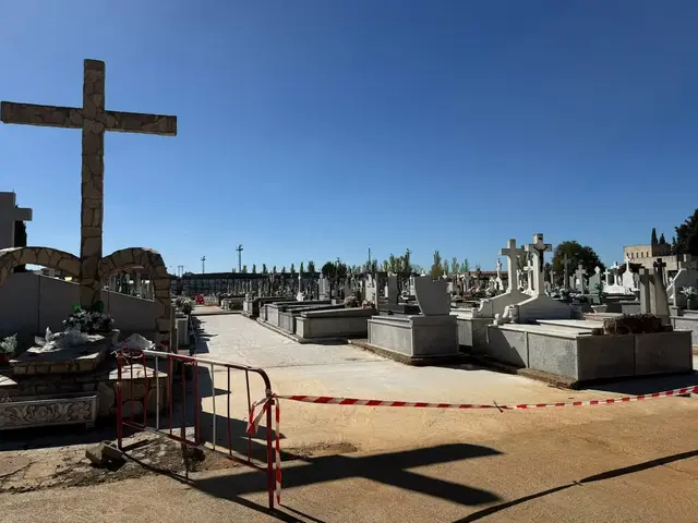 El cementerio de Benavente acondiciona y adoquina varios paseos principales