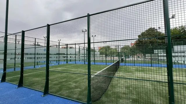 El polideportivo de La Cueva incorpora cuatro pistas de pádel