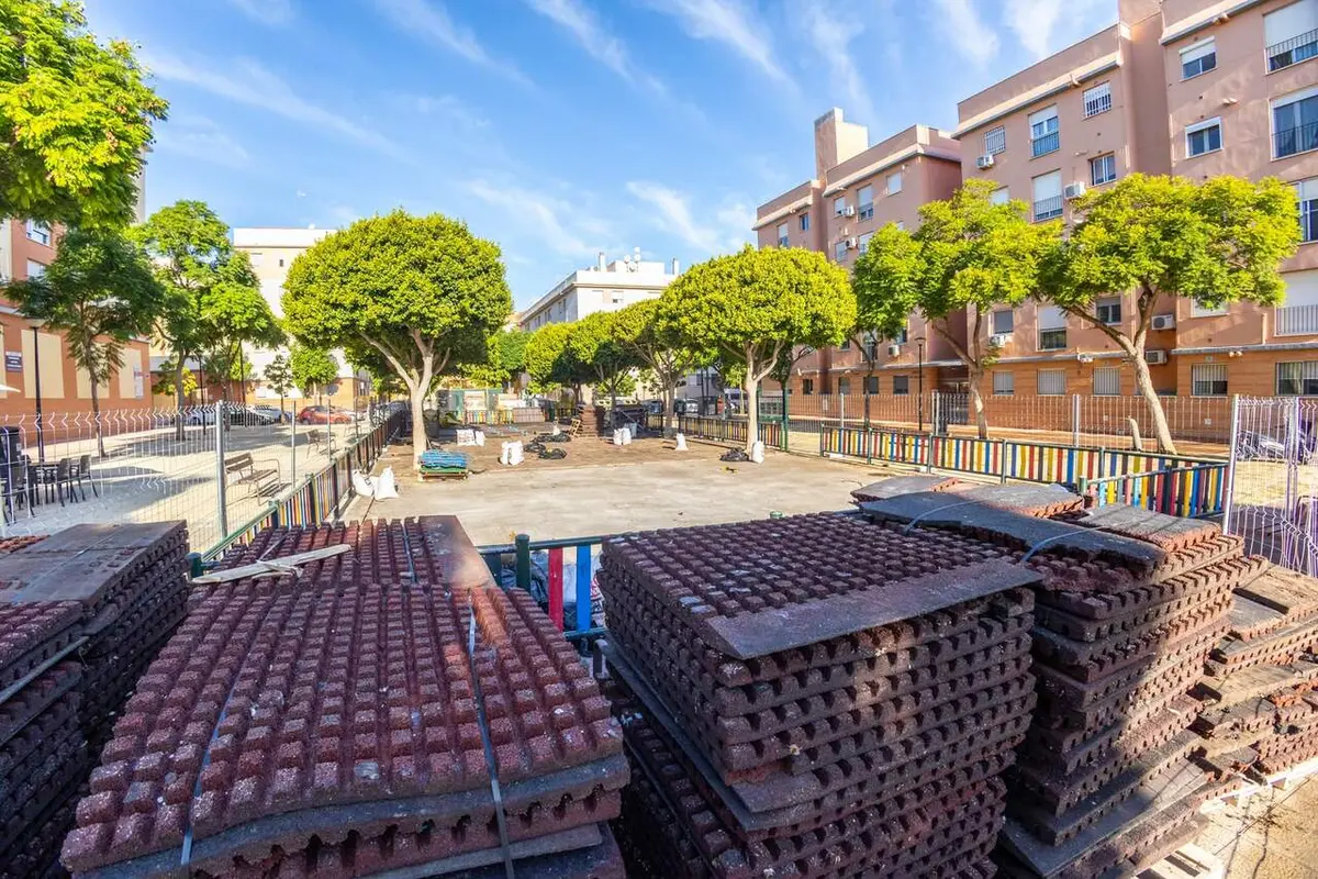 Comienza la renovación del parque infantil de la plaza de las Alegrías