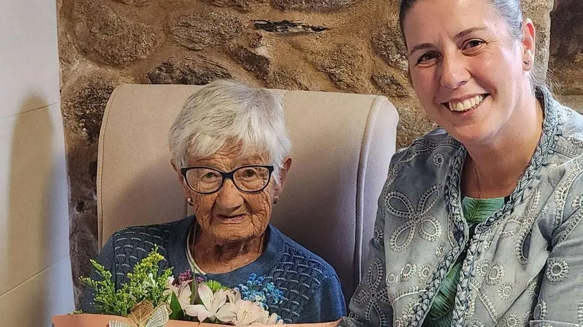Cervo felicita a Evangelina Martínez por sus 102 años