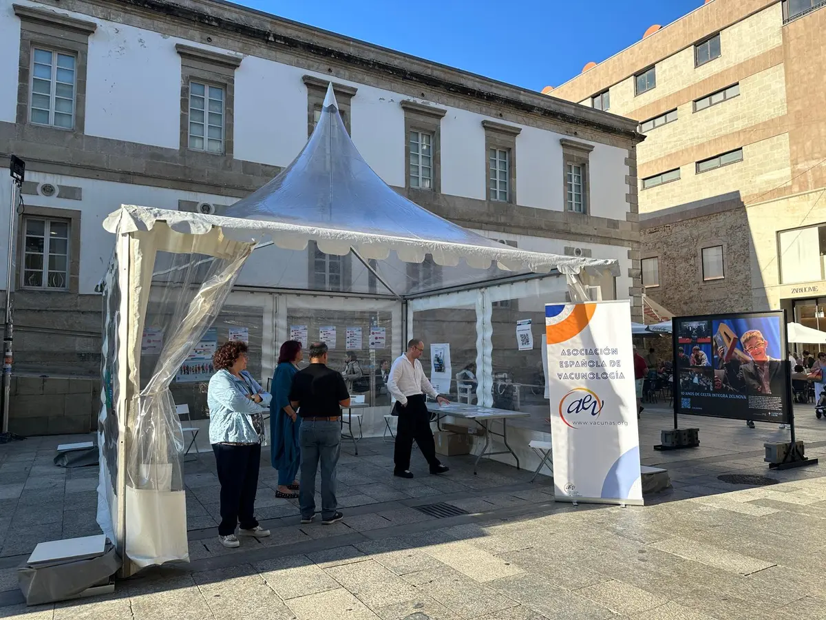 Vigo acerca la vacunología a los vecinos con un estand en Príncipe