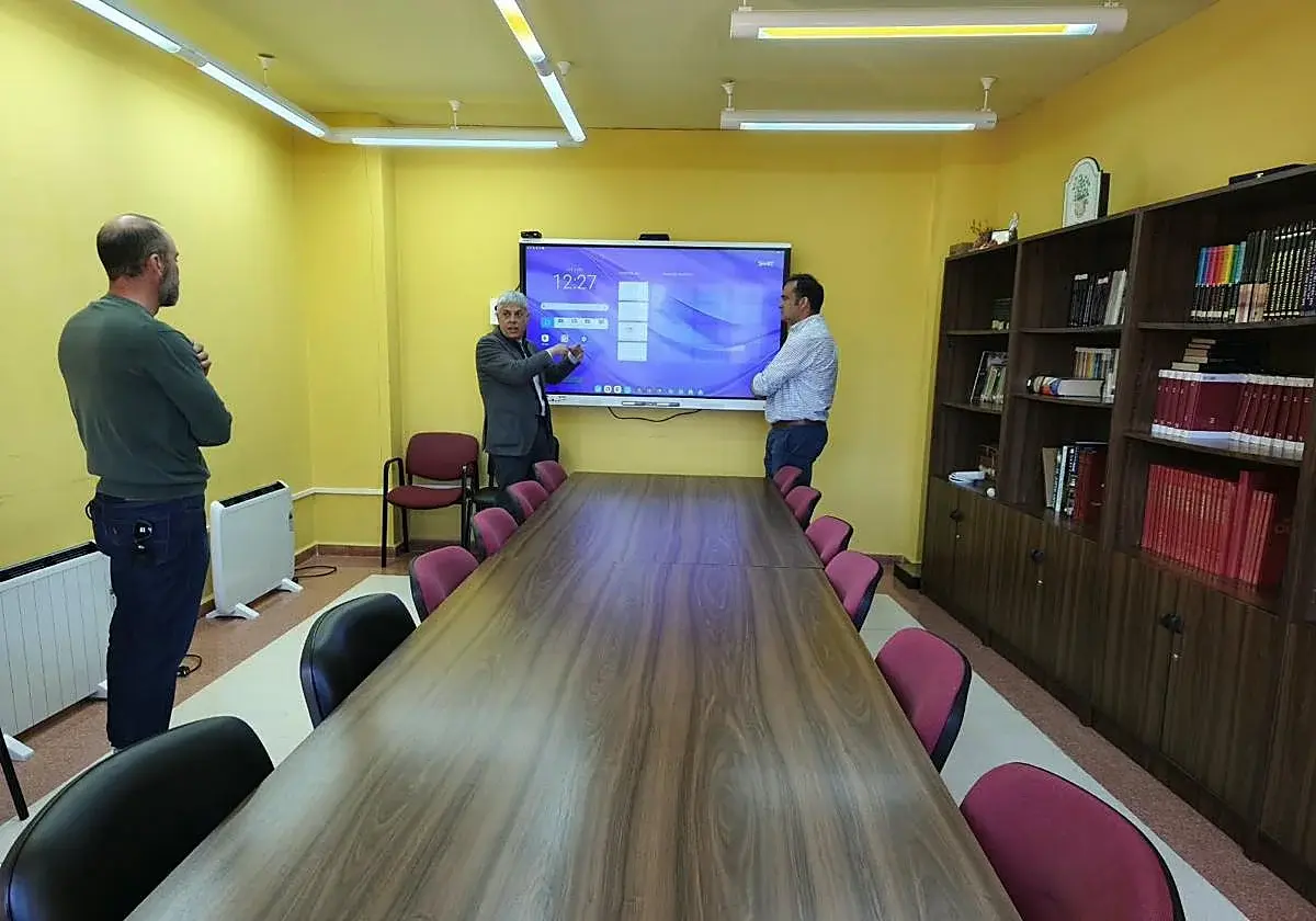 Fresno de la Vega incorpora una pantalla interactiva para mayores