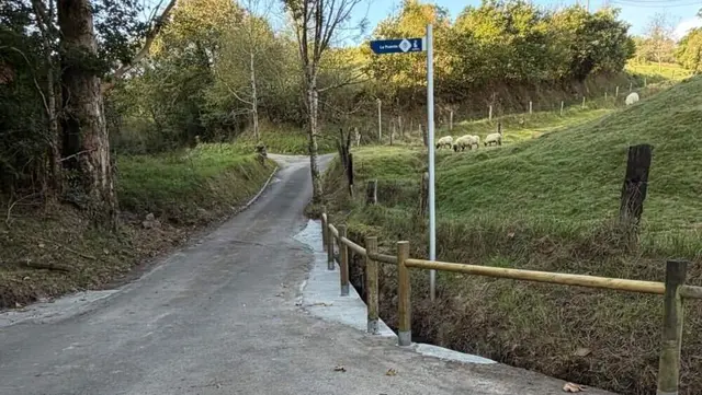Renuevan las barandillas del paso sobre el río San Miguel en Sardéu