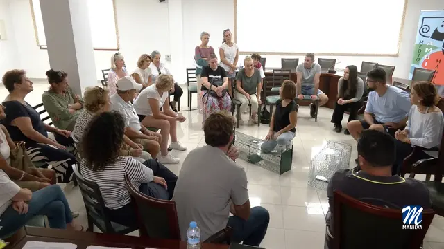 Representantes municipales se reúnen con vecinos que cuidan las colonias felinas de Manilva