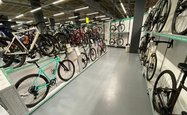 Decathlon incorpora en La Laguna un espacio de bicicletas usadas con taller y recompra