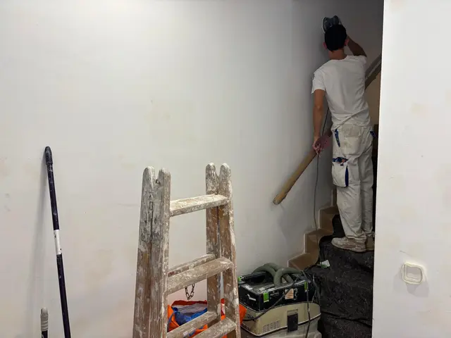 La Llar de les Persones Grans de Tiana renueva la pintura de sus interiores