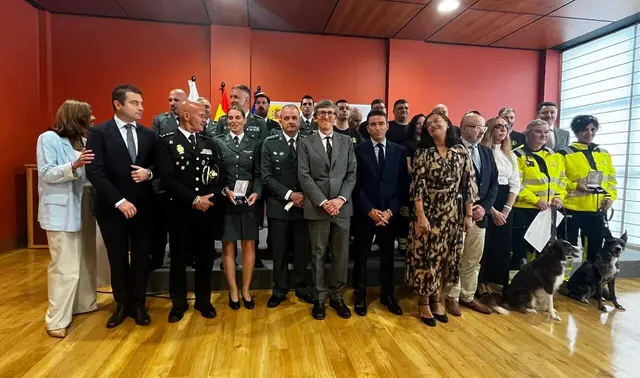 El cuerpo de bomberos voluntarios de Santander recibe una medalla de Protección Civil