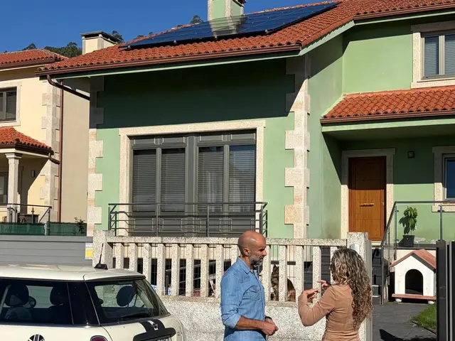 La Xunta respalda proyectos fotovoltaicos en viviendas de Ferrol