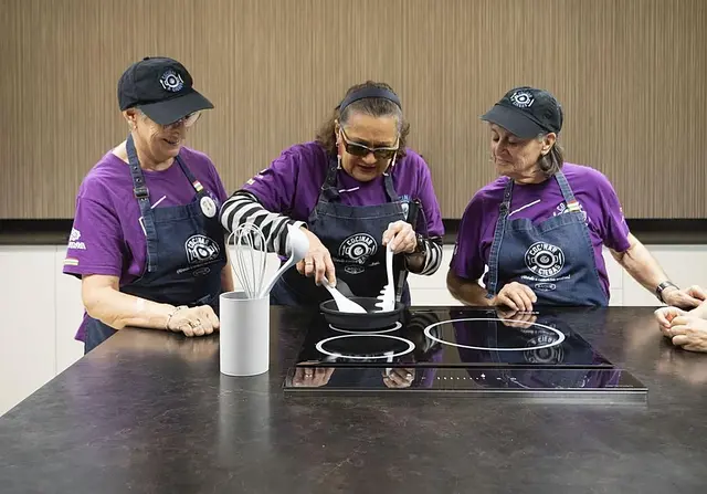 Un espacio adaptado acerca la cocina a personas con discapacidad visual en Logroño