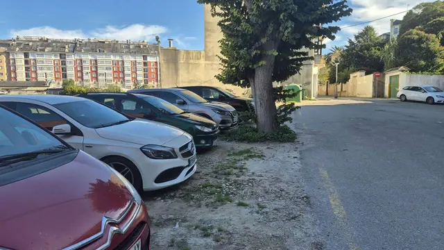 Ribadeo vuelve a disponer de una finca para aparcar y proyecta otra zona