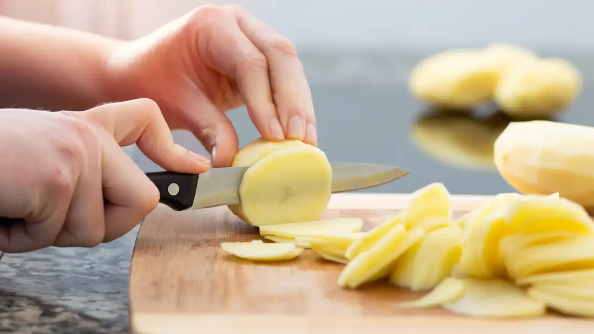 Patatas al pelotón, un plato cordobés para preparar en casa por menos de tres euros