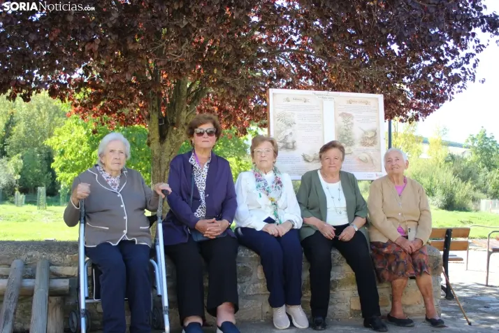 Cinco vecinas de Villar del Río evocan la vida rural junto al antiguo lavadero