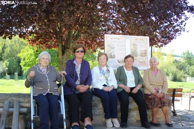Cinco vecinas de Villar del Río evocan la vida rural junto al antiguo lavadero